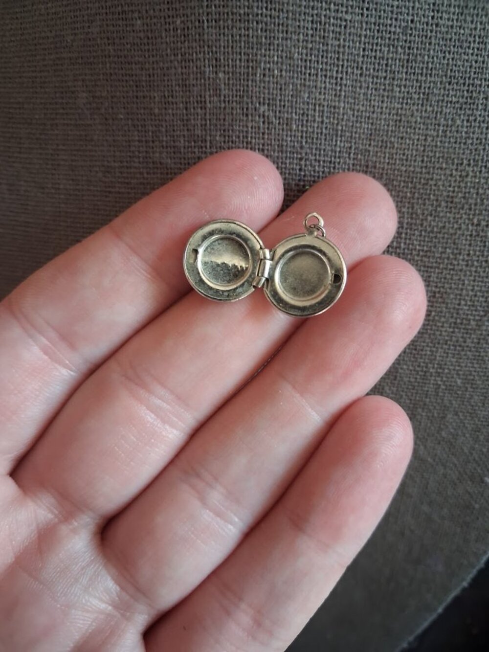 Mini locket pendant - Picture 3 of 3
